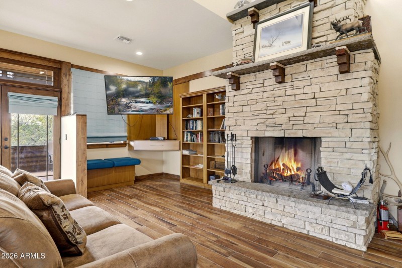 Main Res Int Fireplc & TV Nook