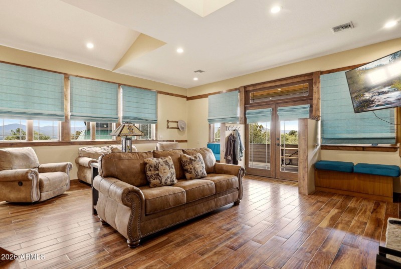 Main Res Int Great Rm Seating area