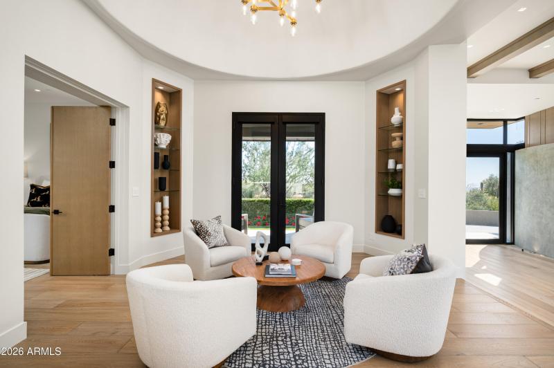 Sitting Area w/ Front Courtyard