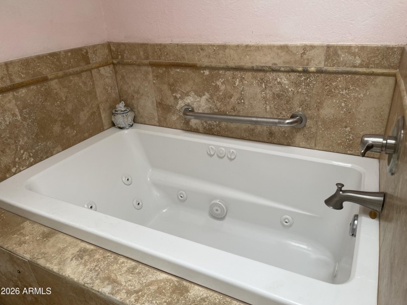 Large soaker tub with jets