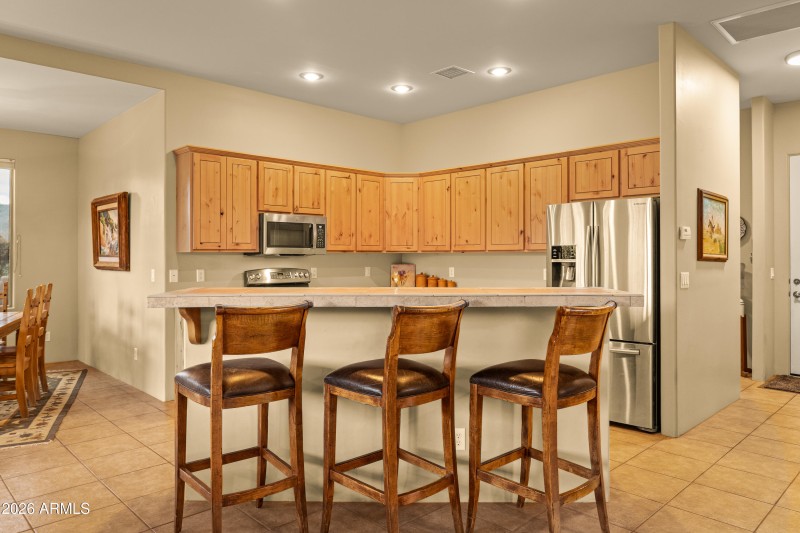 BREAKFAST BAR COMFORTABLY FOR 3