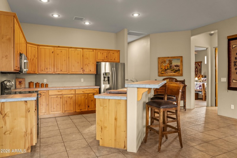 OPEN KITCHEN WITH BREAKFAST BAR