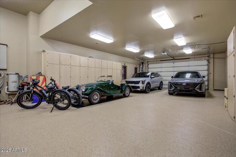 38-Six Car Garage Interior
