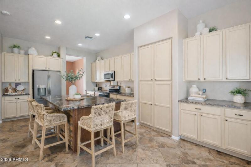 Kitchen w/remodel (virtual)