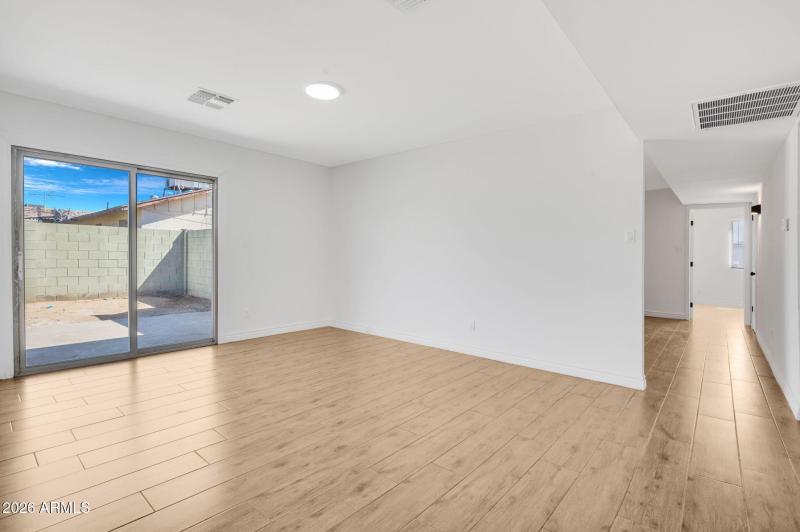 8-web-or-mls-5442 W Edgemont Ave-8