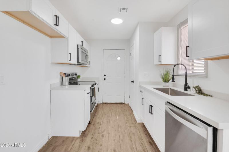 10-web-or-mls-5442 W Edgemont Ave-10