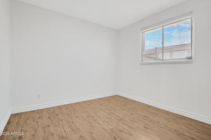 16-web-or-mls-5442 W Edgemont Ave-16