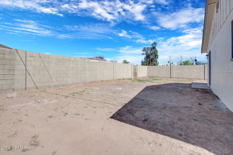 20-web-or-mls-5442 W Edgemont Ave-20