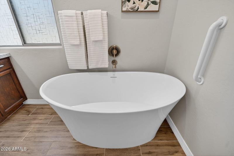 37-web-or-mls-74E Jude Ln