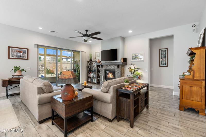 5-web-or-mls-05-Living Room