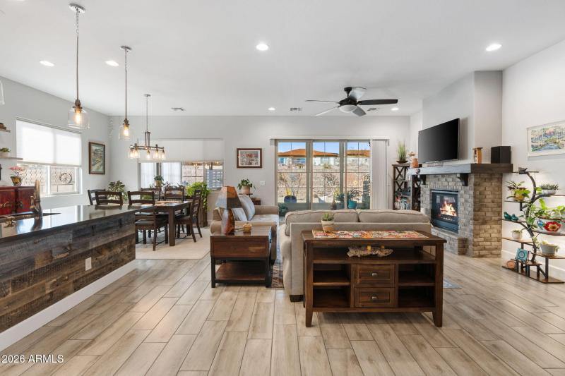 4-web-or-mls-04-Living Room & Kitchen