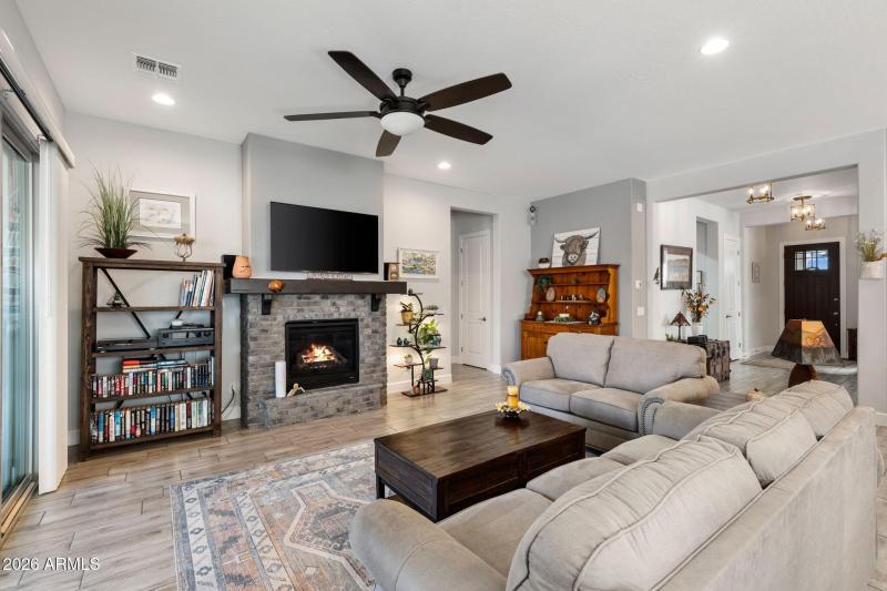 6-web-or-mls-06-Living Room