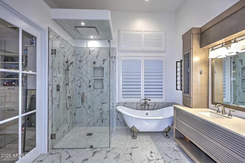 Night-Primary Bath-Slipper Tub