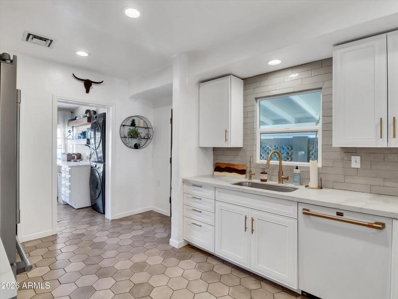 16-2204 E Whitton Avenue-16