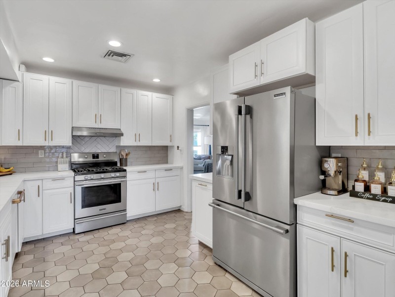 19-2204 E Whitton Avenue-19