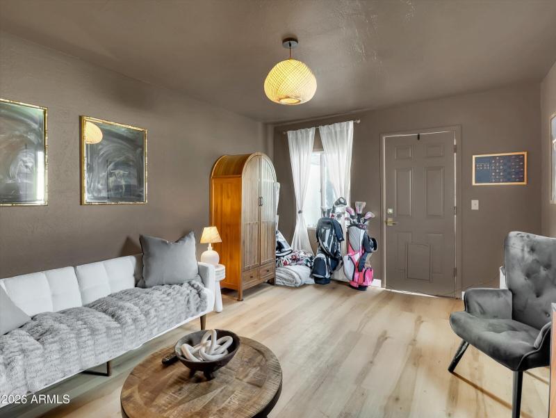 42-2204 E Whitton Avenue-42