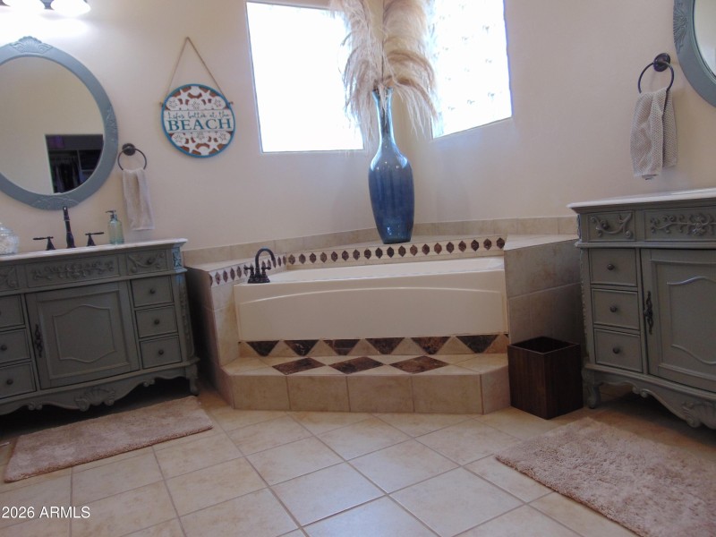 Double Vanity-Soaking Tub