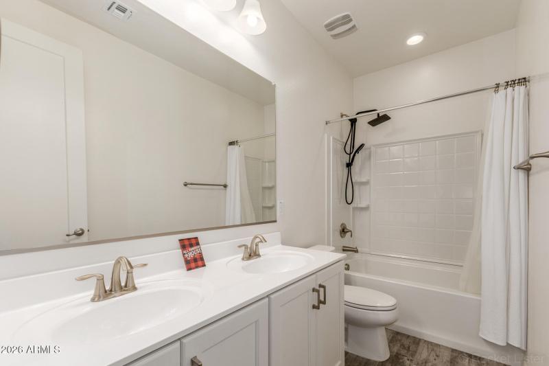 Full Bathroom (Upstairs)