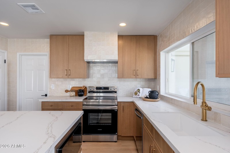 15212 N 53rd St - 16