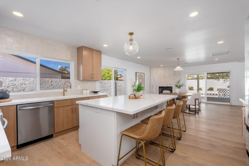 15212 N 53rd St - 17