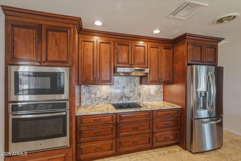 21-web-or-mls-3526 N 83rd St-32