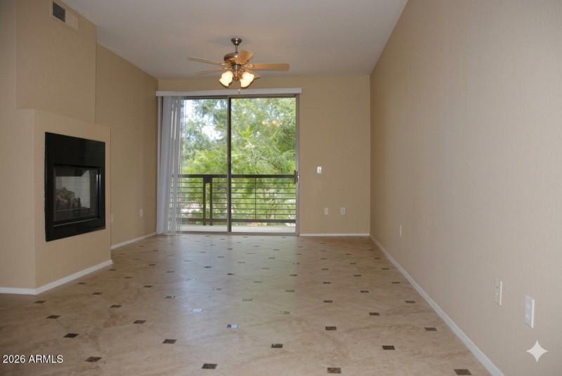 Unfurnished livingroom 240