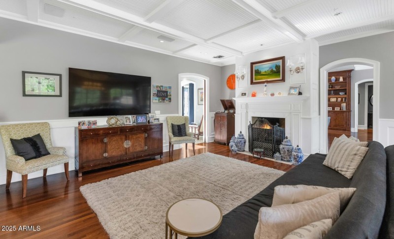 6032 E Lincoln Dr-large-016-009-TOD0383-