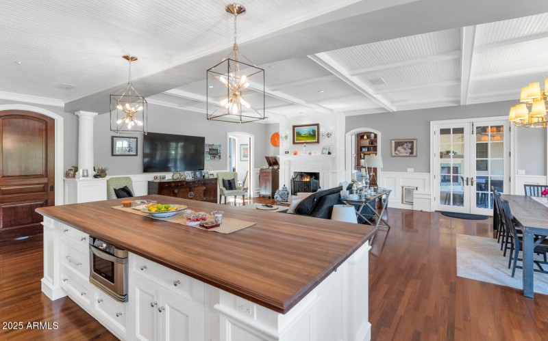 6032 E Lincoln Dr-large-019-018-TOD0391-