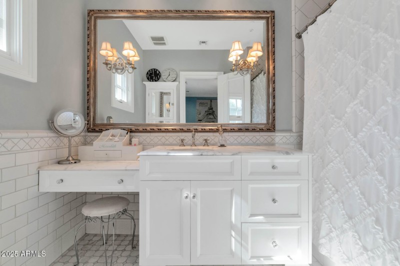 6032 E Lincoln Dr-large-025-022-TOD0396-