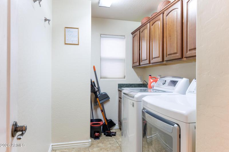 311 W Blue Lagoon - Laundry Room