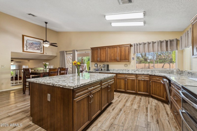 26-web-or-mls-10908-n-57th-ave