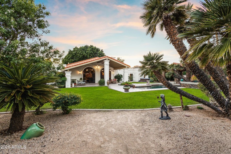 LUSH GREEN BACKYARD & MATURE LANDSCAPE T
