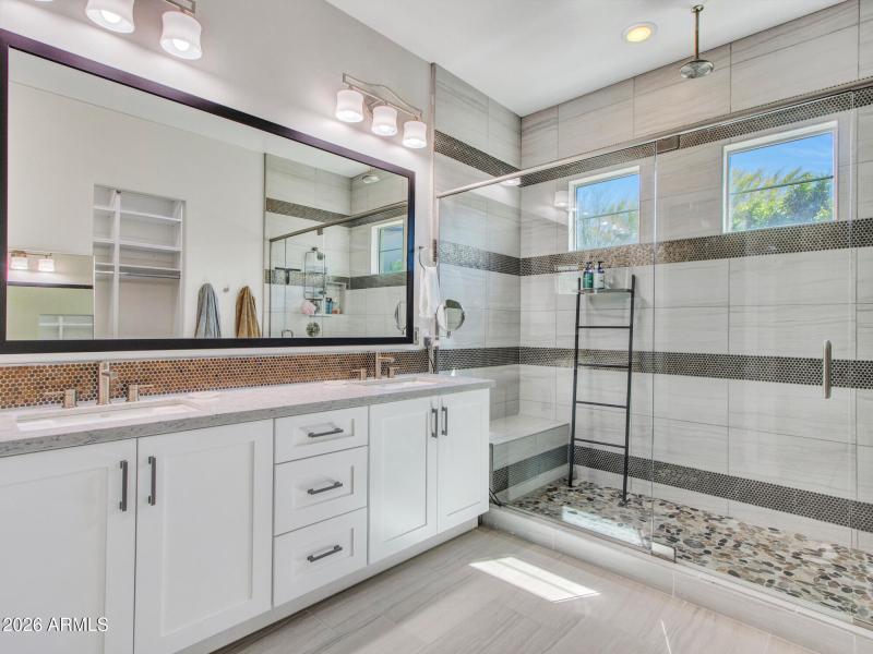 12-Primary-suite-(4)