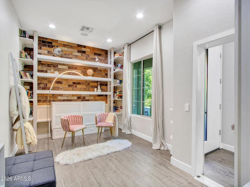 03-Front-bedroom-(2)