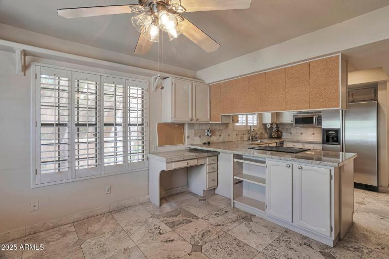 Breakfast room 1 with desk