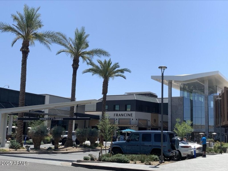 Fine shopping & restaurants