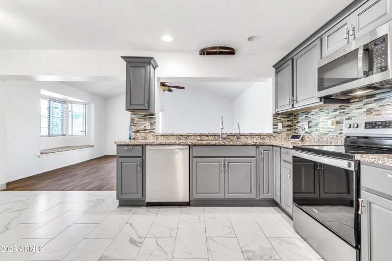 864 W Mesquite St-14