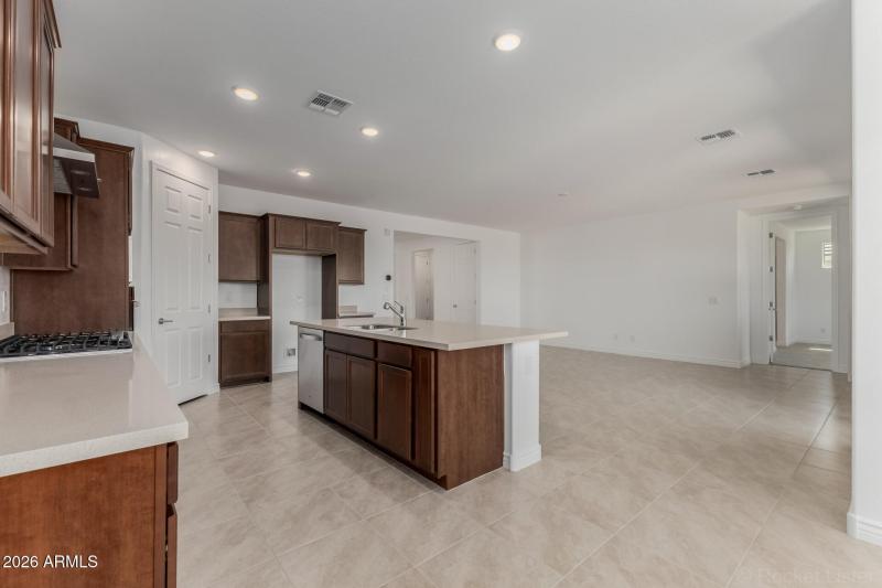 PHX_Miravida_Lot 1166_Dove_25728_Kitchen