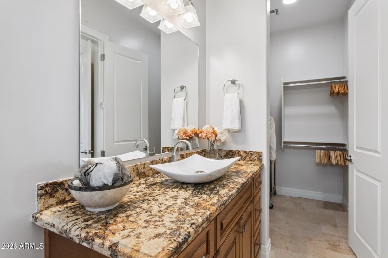 Guest Suite w/ Walk-in Closet