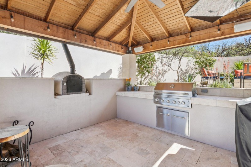 Pizza Oven and Builtin BBQ