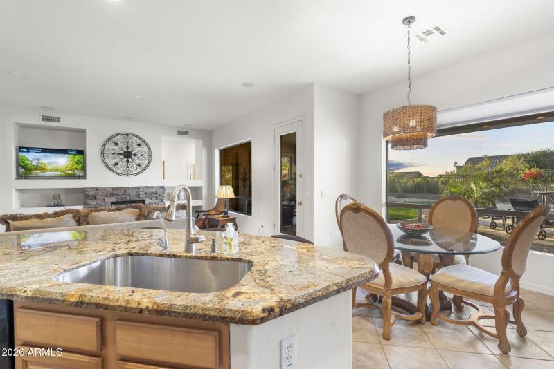 Kitchen/Casual DIning