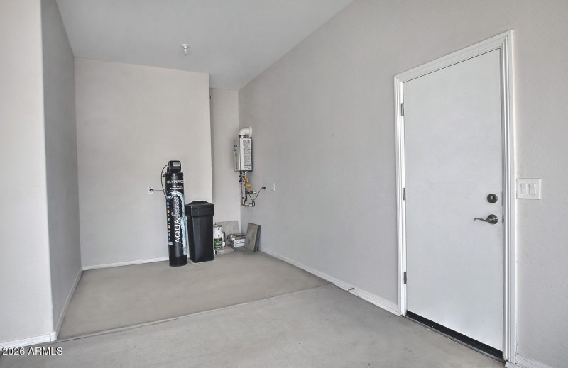 8180 W Silver Spring Way-large-050-010-G