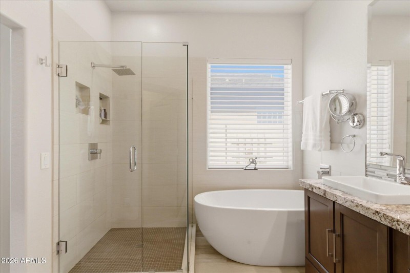 Freestanding soaking tub