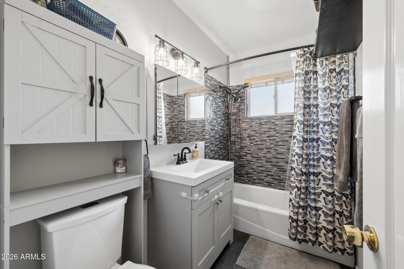 18-web-or-mls-9603-n-7th-ave