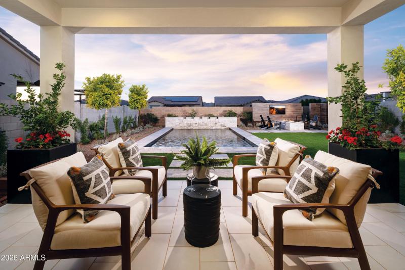 Beacon_in_Estrella_Peletier_Patio_1428_C