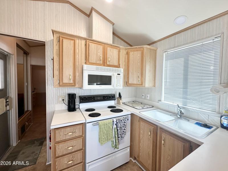 FULL SIZE STOVE/MICROWAVE