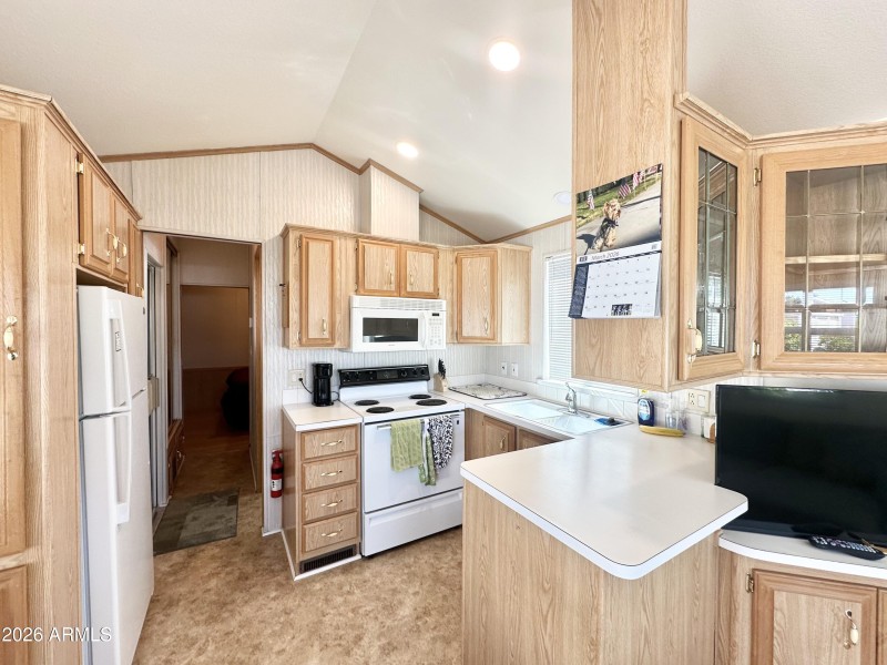 GREAT COOKING COUNTER SPACE