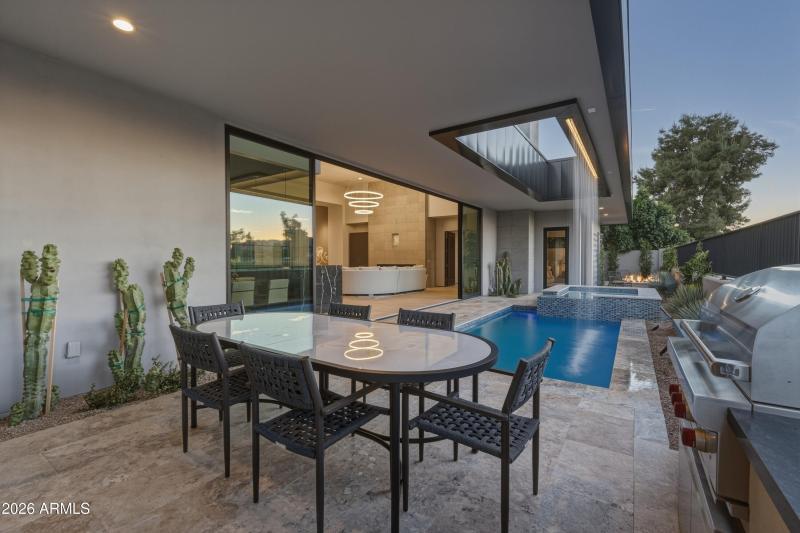 060_Cascading Pool Outdoor Dining