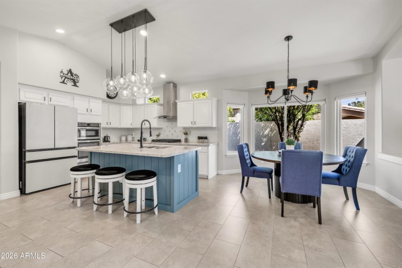 Breakfast Bar and Dining