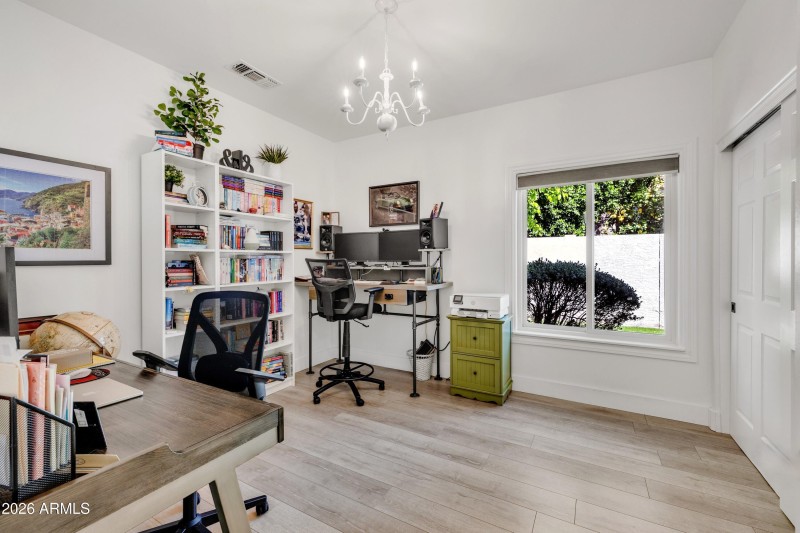 Office / Guest Bedroom 4